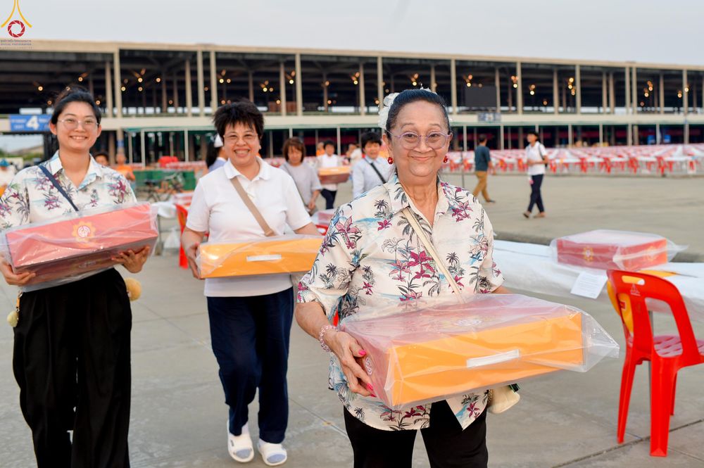 ภาพ No.323147:วันที่ 19 เมษายน พ.ศ.2569 การเรียงกล่องไทยธรรม , เตรียมงานจราจร เพื่องานถวายมหาสังฆทาน 40,000 กว่าวัดทั่วประเทศ วันคุ้มครองโลก 22 เมษายน พ.ศ.2569 วัดพระธรรมกาย