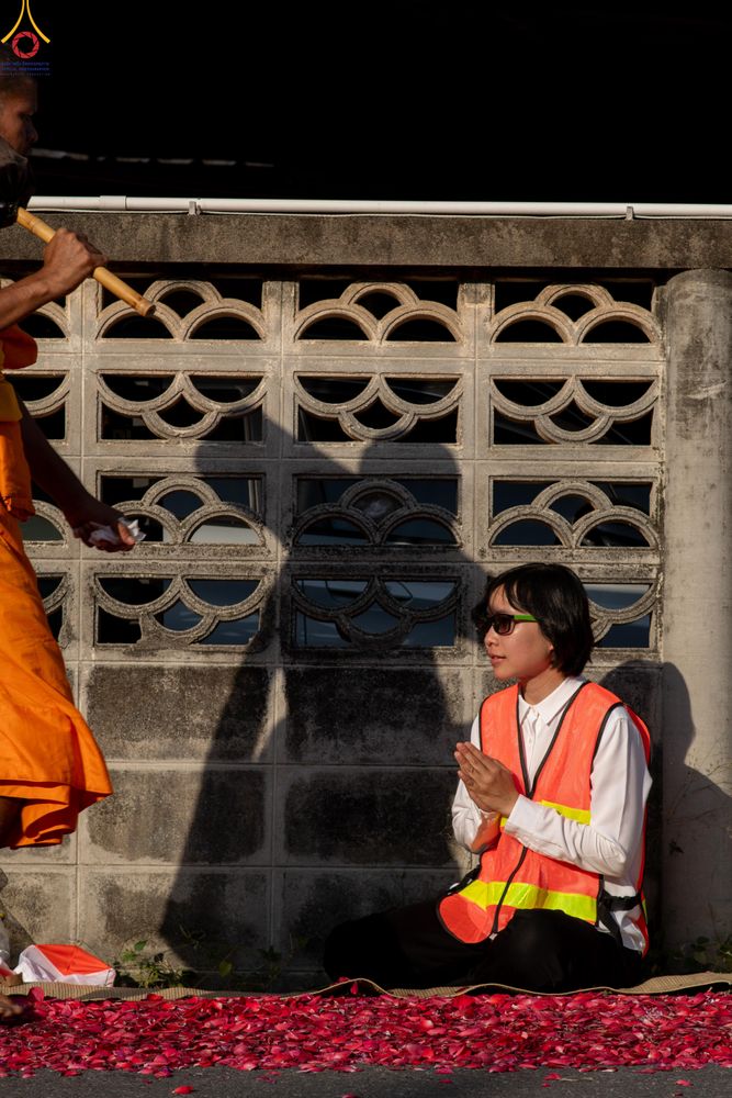 ภาพ No.300606:ภาพเบื้องหลังอาสาสมัครรวมใจ ชุดที่ 3 ในโครงการธรรมยาตรา กตัญญูบูชา มหาปูชนียาจารย์ พระมงคลเทพมุนี(สด จนฺทสโร) พระผู้ปราบมาร อนุสรณ์สถาน 7 แห่ง ปีที่ 14