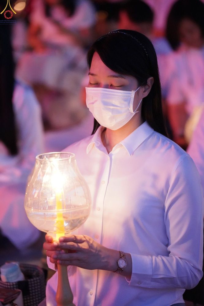 ภาพ No.73444:พิธีจุดประทีปถวายเป็นพุทธบูชา และบูชาธรรมมหาปูชนียาจารย์ ในโครงการธรรมยาตรากตัญญูบูชา มหาปูชนียาจารย์ พระมงคลเทพมุนี(สด จนฺทสโร) พระผู้ปราบมาร ปีที่ 11 ณ อนุสรณ์สถานลำดับที่ 4 สถานที่เกิดด้วยกายธรรม วัดโบสถ์ (บน) บางคูเวียง อ.บางกรวย จ.นนทบุรี วันที่ 21 