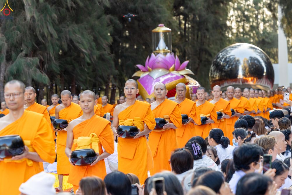 ภาพ No.289349:วันที่ 7 มกราคม พ.ศ. 2569 พิธีตักบาตรพระธรรมยาตรา ณ อนุสรณ์สถานลำดับที่ 1 สถานที่เกิดด้วยรูปกายเนื้อ อนุสรณ์สถานมหาวิหารพระมงคลเทพมุนี (โลตัสแลนด์) อ.สองพี่น้อง จ.สุพรรณบุรี ในโครงการธรรมยาตรา กตัญญูบูชา มหาปูชนียาจารย์ พระมงคลเทพมุนี(สด จนฺทสโร) พระผู้ป