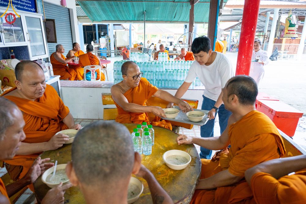 ภาพ No.311033:วันพฤหัสบดีที่ 26 กุมภาพันธ์ พ.ศ. 2569 พิธีถวายสังฆทานแด่คณะสงฆ์ 323 วัด ปีที่ 22 ครั้งที่ 182 พิธีมอบกองทุนหนุนแรงใจช่วยครูใต้ ปีที่ 19 ครั้งที่ 145 และพิธีทำบุญอุทิศส่วนกุศลให้ผู้วายชนม์