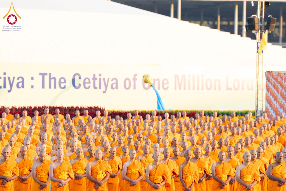 ภาพ No.285220:วันจันทร์ที่ 15 ธันวาคม พ.ศ.2568  บันทึกภาพหมู่ประวัติศาสตร์ โครงการบรรพชาอุปสมบทหมู่  รุ่นบูชาธรรมมหาปูชนียาจารย์ ประจำปี 2568 ณ ลานธรรมมหาธรรมกายเจดีย์ วัดพระธรรมกาย