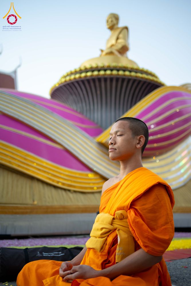 ภาพ No.297277:วันที่ 15 มกราคม พ.ศ.2569 พระธรรมยาตราปฏิบัติธรรมและถ่ายภาพหมู่ประวัติศาสตร์ อนุสรณ์สถานลำดับที่ 4 สถานที่เกิดด้วยกายธรรม  ณ วัดโบสถ์บน ต.บางคูเวียง จ.นนทบุรี ในโครงการธรรมยาตรา กตัญญูบูชา มหาปูชนียาจารย์ พระมงคลเทพมุนี(สด จนฺทสโร) พระผู้ปราบมาร อนุสรณ์ส