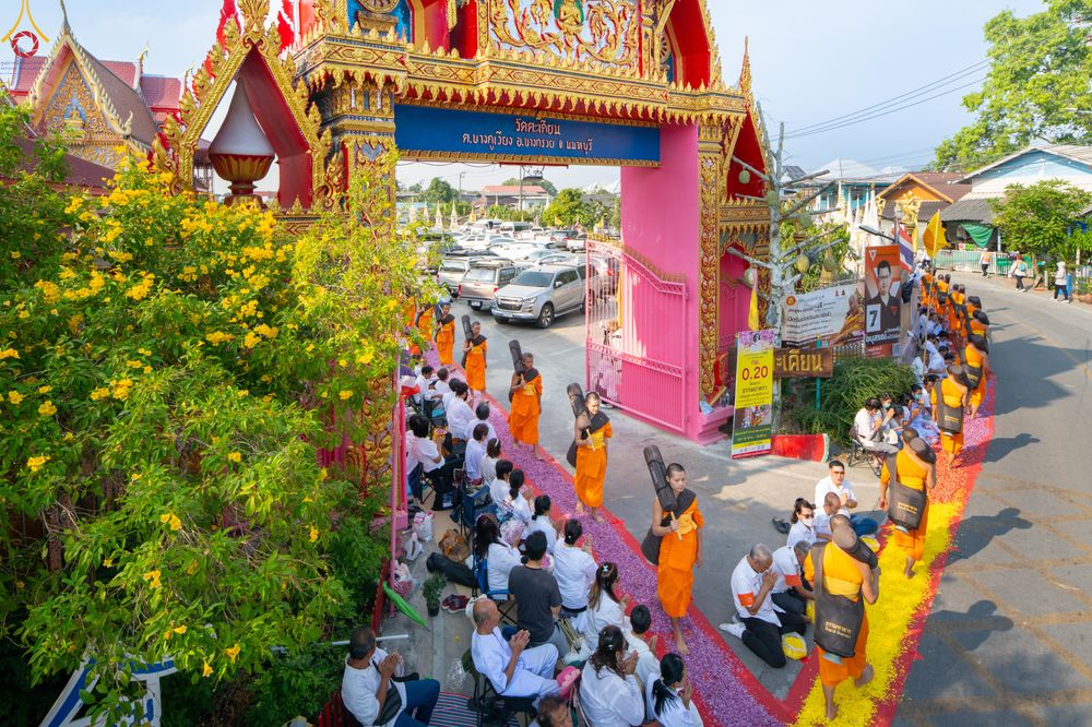 ภาพ No.295052:วันที่ 14 มกราคม พ.ศ. 2569 พิธีต้อนรับพระธรรมยาตรา อนุสรณ์สถานลำดับที่ 4  สถานที่เกิดด้วยกายธรรม ณ วัดโบสถ์บน ต.บางคูเวียง จ.นนทบุรี ในโครงการธรรมยาตรา กตัญญูบูชา มหาปูชนียาจารย์ พระมงคลเทพมุนี(สด จนฺทสโร) พระผู้ปราบมาร อนุสรณ์สถาน 7 แห่ง ปีที่ 14