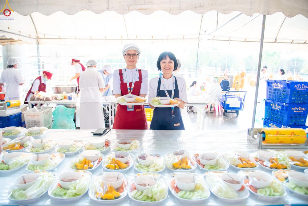 ภาพ No.325802:วันที่ 22 เมษายน พ.ศ.2569(วันคุ้มครองโลก) งานถวายมหาสังฆทาน 40,000 กว่าวัดทั่วประเทศ เจ้าหน้าที่ สาธุชน ร่วมใจจัดเตรียมภัตตาหารเพล (ชุด 2)