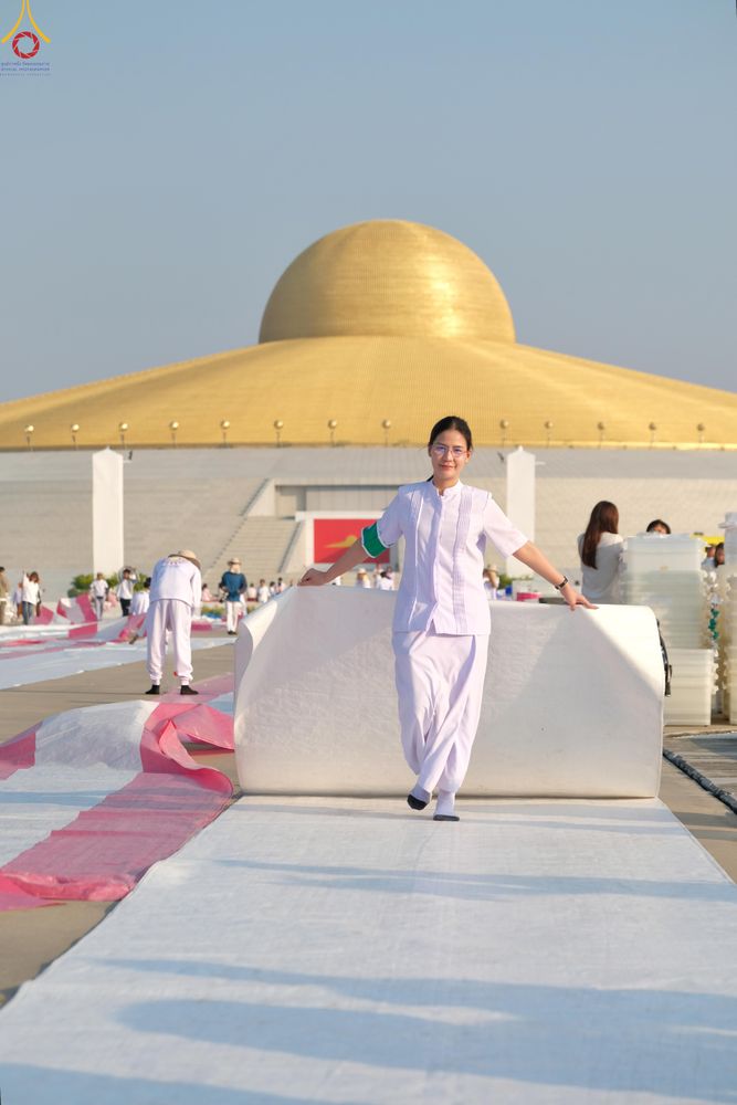 ภาพ No.279942:วันที่ 1 มกราคม พ.ศ.2569 พิธีตักบาตรในวันขึ้นปีใหม่ ณ ลานธรรม วัดพระธรรมกาย