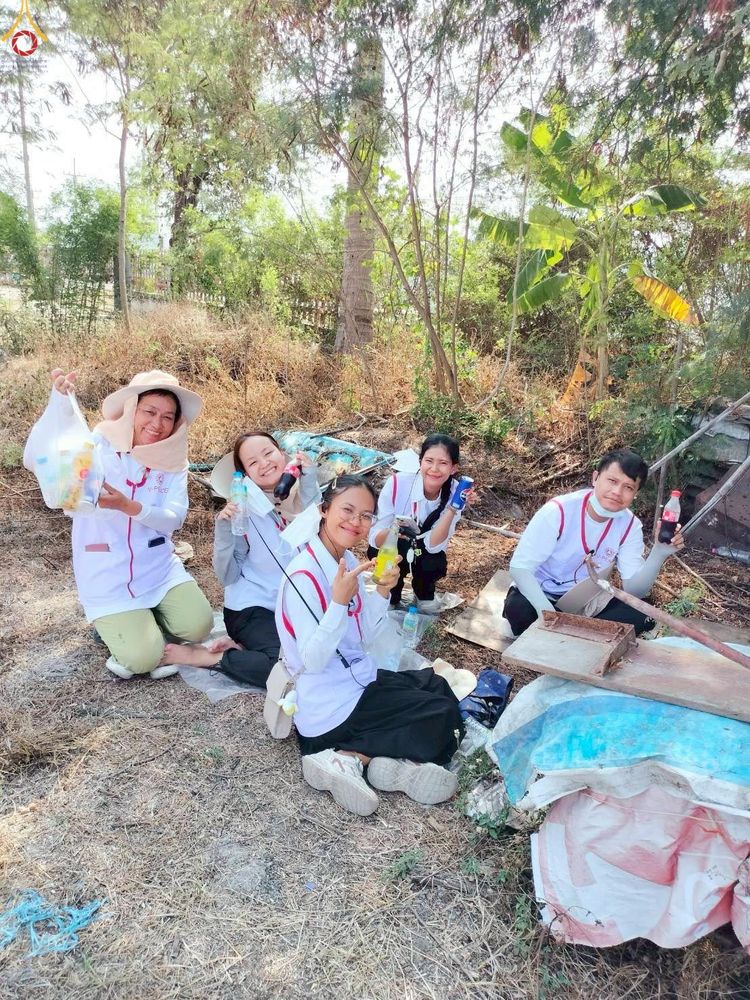 ภาพ No.306700:ภาพเบื้องหลังอาสาสมัครรวมใจ ชุดที่ 5 ในโครงการธรรมยาตรา กตัญญูบูชา มหาปูชนียาจารย์ พระมงคลเทพมุนี(สด จนฺทสโร) พระผู้ปราบมาร อนุสรณ์สถาน 7 แห่ง ปีที่ 14