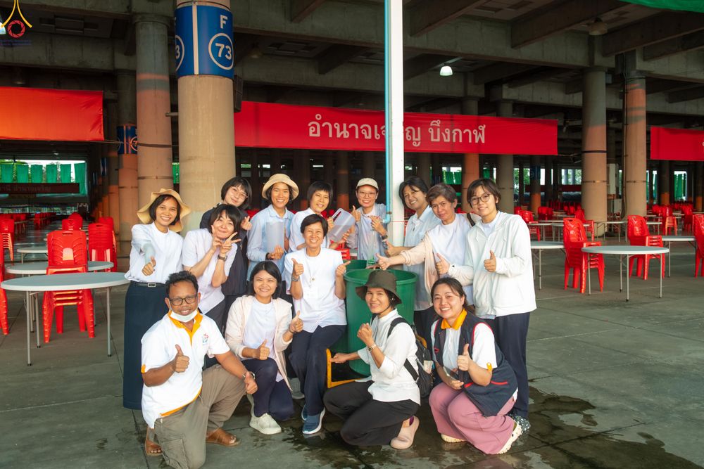 ภาพ No.321245:วันที่ 10-11 เมษายน พ.ศ.2569 การเตรียมกล่องไทยธรรม และการติดผ้ารับประเคน เพื่องานถวายมหาสังฆทาน 40,000 กว่าวัดทั่วประเทศ วันคุ้มครองโลก 22 เมษายน พ.ศ.2569 วัดพระธรรมกาย