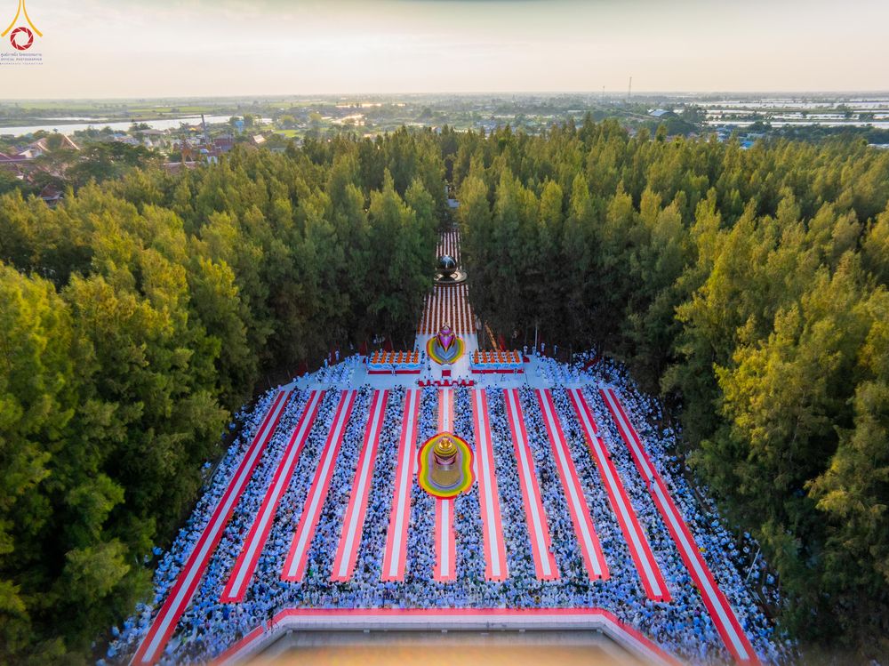 ภาพ No.289259:วันที่ 7 มกราคม พ.ศ. 2569 พิธีตักบาตรพระธรรมยาตรา ณ อนุสรณ์สถานลำดับที่ 1 สถานที่เกิดด้วยรูปกายเนื้อ อนุสรณ์สถานมหาวิหารพระมงคลเทพมุนี (โลตัสแลนด์) อ.สองพี่น้อง จ.สุพรรณบุรี ในโครงการธรรมยาตรา กตัญญูบูชา มหาปูชนียาจารย์ พระมงคลเทพมุนี(สด จนฺทสโร) พระผู้ป