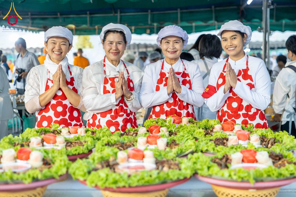 ภาพ No.300973:วันที่ 23 มกราคม พ.ศ. 2569 พิธีถวายภัตตาหารเป็นสังฆทาน แด่พระธรรมยาตรา ณ อนุสรณ์สถานบางปลา วัดบางปลา อำเภอบางเลน จังหวัดนครปฐม ในโครงการธรรมยาตรา กตัญญูบูชา มหาปูชนียาจารย์ พระมงคลเทพมุนี(สด จนฺทสโร) พระผู้ปราบมาร อนุสรณ์สถาน 7 แห่ง ปีที่ 14