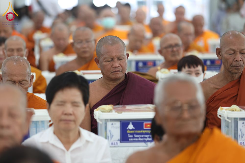 ภาพ No.290326:วันอังคารที่ 6 มกราคม พ.ศ. 2569 พิธีเจริญพุทธมนต์ ปฏิบัติธรรม มอบทุนการศึกษา ถวายสังฆทาน 142 วัด ณ ศูนย์ปฏิบัติธรรมพระมงคลเทพมุนี อ.สองพี่น้อง จ.สุพรรณบุรี