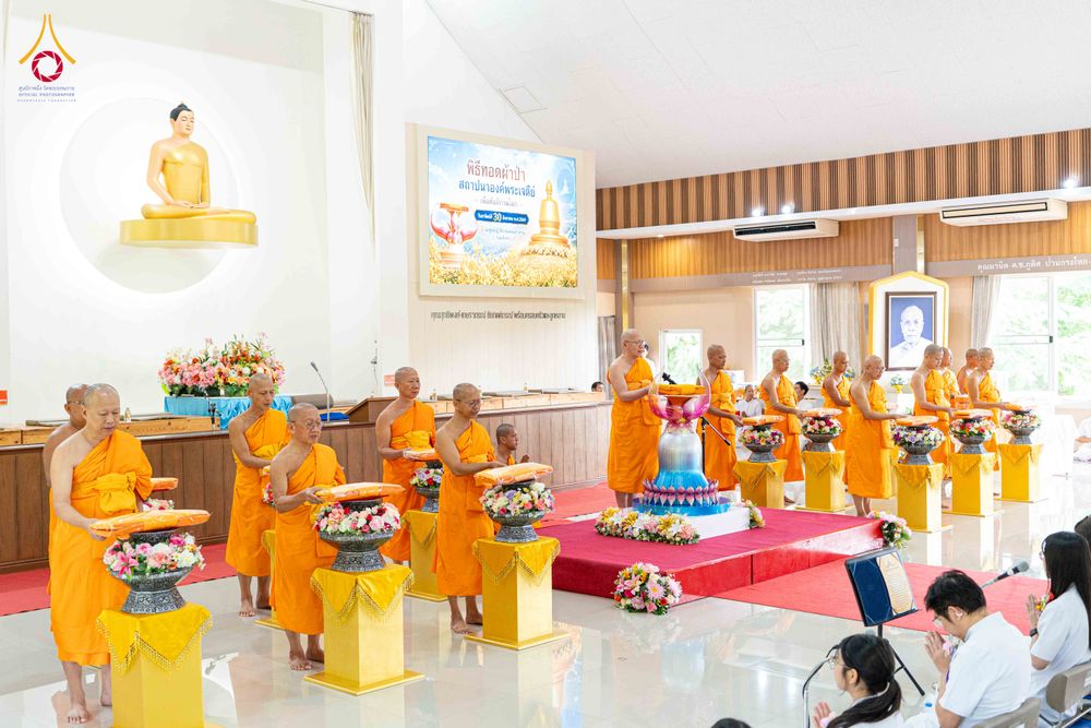 ภาพ No.346596:วันอาทิตย์ที่ 30 สิงหาคม พ.ศ.2569 พิธีทอดผ้าป่า สวดธรรมจักรกัปปวัตนสูตรกลั่นแผ่นดินโปรยรัตนชาติ  สถาปนาองค์พระเจดีย์เพื่อสร้างสันติภาพโลก  ณ ศูนย์ปฏิบัติธรรมพนมสารคาม (เพชรตะวัน) จังหวัดฉะเชิงเทรา
