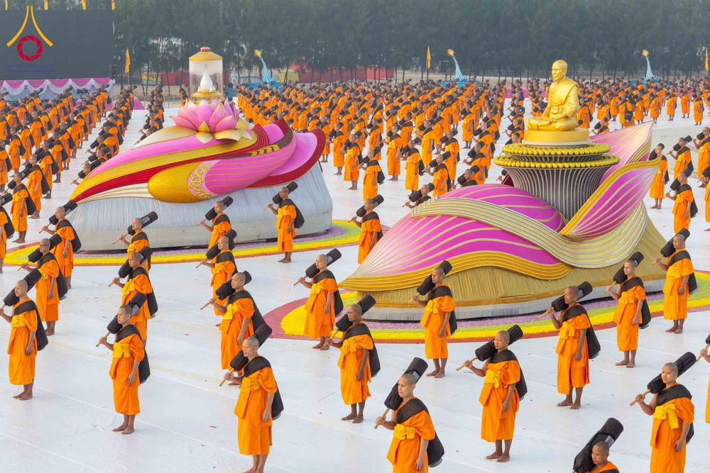ภาพ No.299826:วันที่ 19 มกราคม พ.ศ.2569 พระธรรมยาตราปฏิบัติธรรมและถ่ายภาพหมู่ประวัติศาสตร์ ณ อนุสรณ์สถานลำดับที่ 5 สถานที่เผยแผ่วิชชาธรรมกายครั้งแรก  อนุสรณ์สถานบางปลาวัดบางปลา อ.บางเลน จ.นครปฐม ในโครงการธรรมยาตรา กตัญญูบูชา มหาปูชนียาจารย์ พระมงคลเทพมุนี(สด จนฺทสโร) 