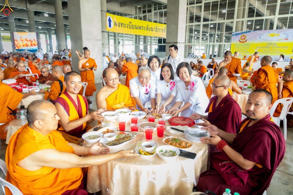 ภาพ No.323757:วันที่ 22 เมษายน พ.ศ.2569(วันคุ้มครองโลก) งานถวายมหาสังฆทาน 40,000 กว่าวัดทั่วประเทศ คณะสงฆ์ฉันภัตตาหารเพล