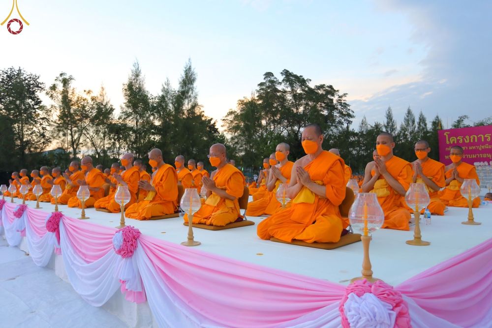 ภาพ No.70223:พิธีจุดประทีปถวายเป็นพุทธบูชา และบูชาธรรมมหาปูชนียาจารย์ ในโครงการธรรมยาตรากตัญญูบูชา มหาปูชนียาจารย์ พระมงคลเทพมุนี(สด จนฺทสโร) พระผู้ปราบมาร ปีที่ 11 ณ อนุสรณ์สถานลำดับที่ 2 สถานที่ตั้งมโนปณิธานบวชตลอดชีวิต อนุสรณ์สถานคลองบางนางแท่น อ.สามพราน จ.นครปฐม 