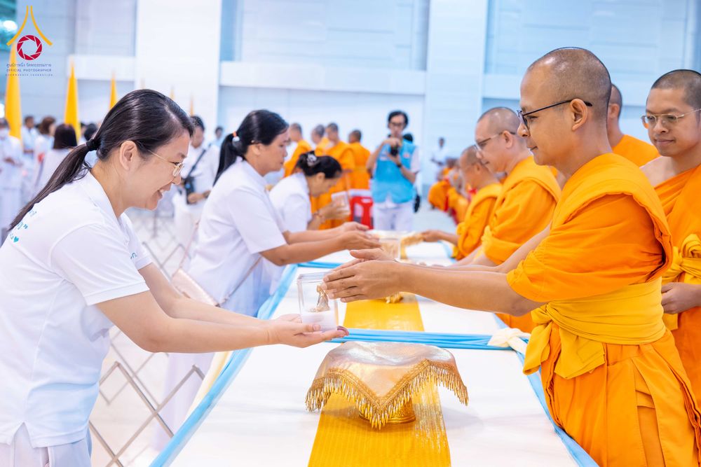 ภาพ No.338034:วันอาทิตย์ต้นเดือน 5 กรกฎาคม พ.ศ.2569 สัมมนาพิเศษ พิธีมอบพระของขวัญ ณ ห้องแก้วสารพัด1 วัดพระธรรมกาย