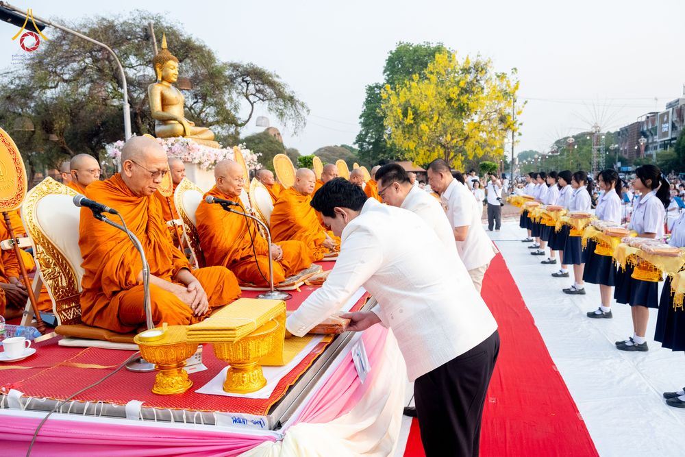 ภาพ No.318023:วันเสาร์ที่ 4 เมษายน พ.ศ. 2569 งานทำบุญเมืองใจกลางอยุธยา  ตักบาตรพระ 1,109 รูป ณ ถนนชีกุน หน้าวัดมหาธาตุ และวัดราชบูรณะ