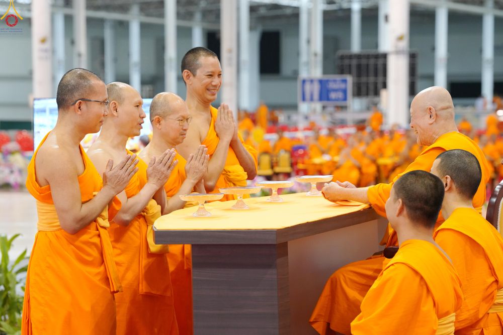 ภาพ No.338994:วันอาทิตย์ที่ 12 กรกฎาคม พ.ศ.2569 พิธีมุทิตาผู้สอบได้เปรียญธรรม ประโยค 1-2 ถึง ป.ธ.9 และ บ.ศ.1-2 ถึง บ.ศ.6 สำนักศาสนศึกษาวัดพระธรรมกาย ประจำปี 2569, พิธีมอบตราตั้งแต่งตั้งอาจารย์ใหญ่ สำนักศาสนศึกษาวัดพระธรรมกาย
