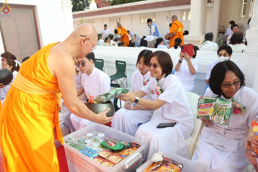 ภาพ No.297664:วันที่ 18 มกราคม พ.ศ. 2569 พิธีตักบาตรพระธรรมยาตรา ณ วัดโบสถ์บน ต.บางคูเวียง จ.นนทบุรี อนุสรณ์สถานลำดับที่ 4 สถานที่เกิดด้วยกายธรรม ในโครงการธรรมยาตรา กตัญญูบูชา มหาปูชนียาจารย์ พระมงคลเทพมุนี(สด จนฺทสโร) พระผู้ปราบมาร อนุสรณ์สถาน 7 แห่ง ปีที่ 14