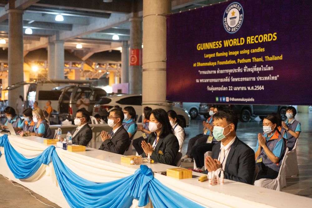 ภาพ No.29114:วันคุ้มครองโลก พิธีจุดประทีปแปรอักษรที่ใหญ่ที่สุดในโลก ถวายเป็นพุทธบูชา ผ่านระบบ ZOOM 