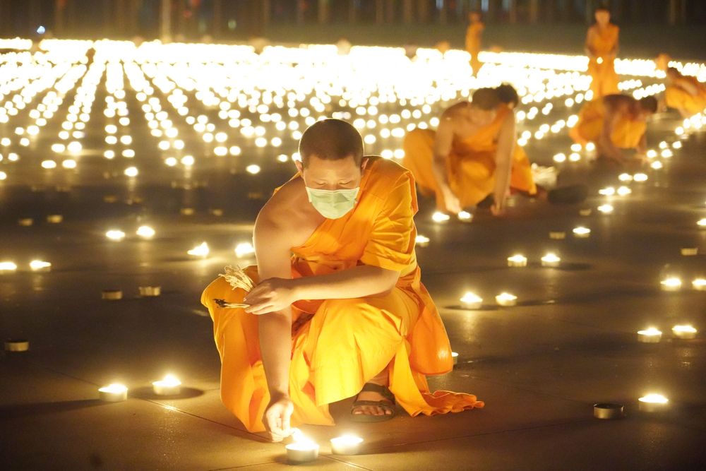 ภาพ No.29005:วันคุ้มครองโลก พิธีจุดประทีปแปรอักษรที่ใหญ่ที่สุดในโลก ถวายเป็นพุทธบูชา ผ่านระบบ ZOOM 