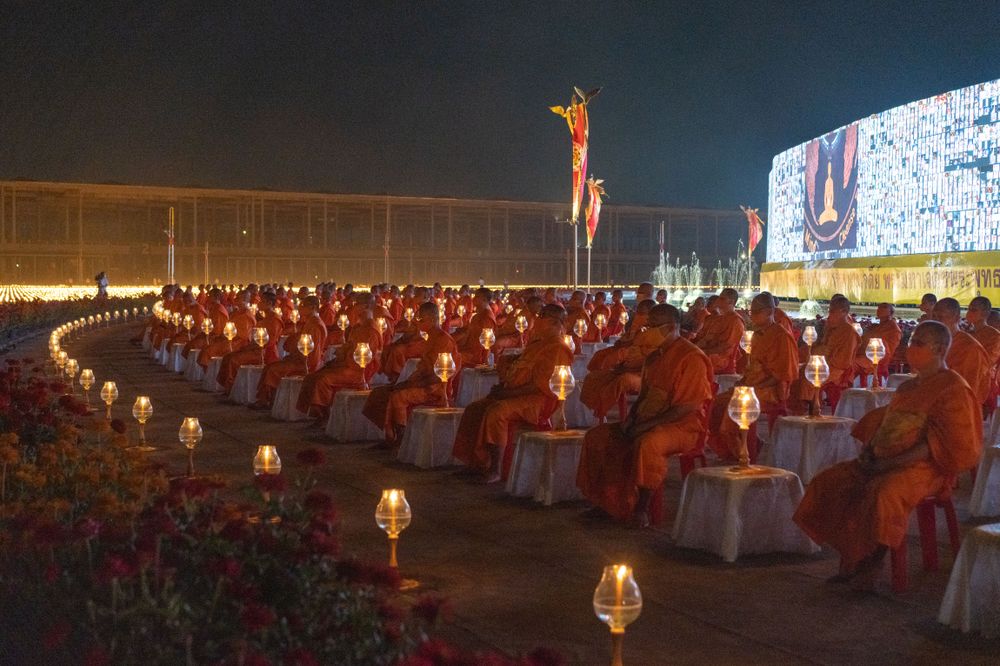 ภาพ No.29118:วันคุ้มครองโลก พิธีจุดประทีปแปรอักษรที่ใหญ่ที่สุดในโลก ถวายเป็นพุทธบูชา ผ่านระบบ ZOOM 