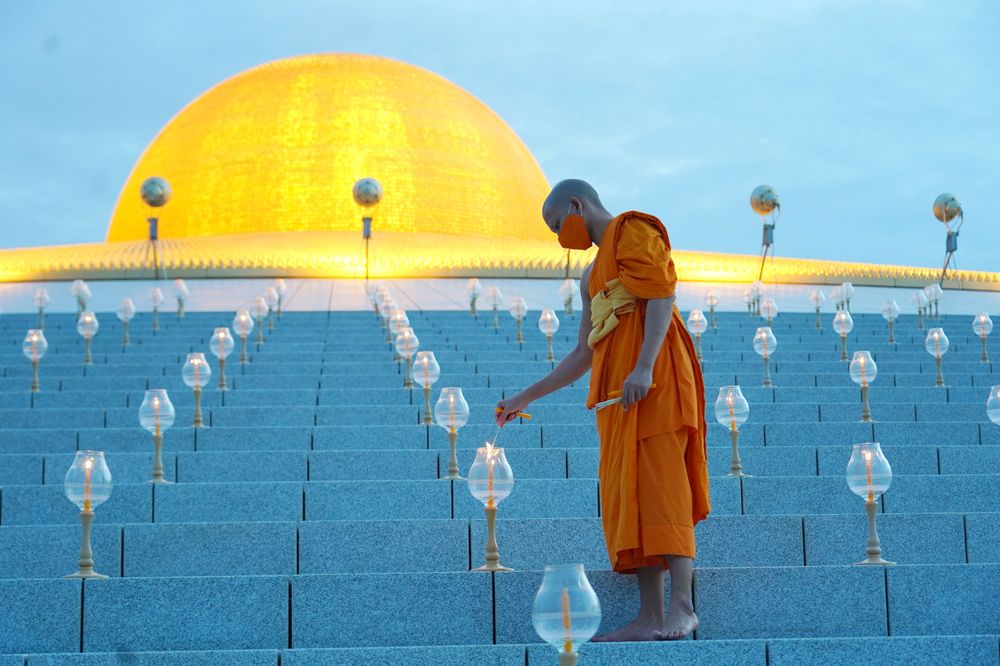 ภาพ No.29182:วันวิสาขบูชา จุดวิสาขประทีปถวายเป็นพุทธบูชา แปรอักษรเป็นภาพพระสัมมาสัมพุทธเจ้า ประสูติ ตรัสรู้ ปรินิพพาน