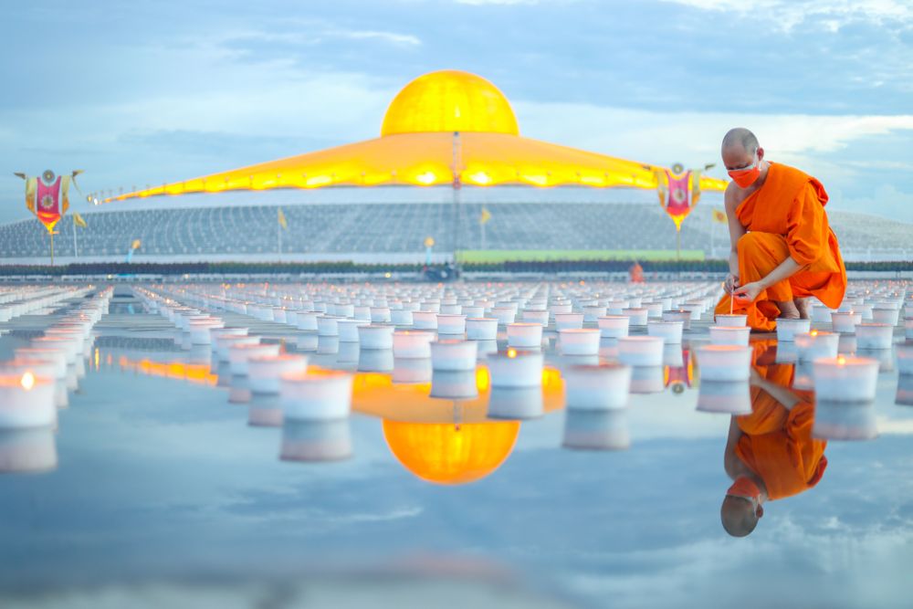 ภาพ No.29442:วันธรรมชัย พิธีจุดประทีปโคมไฟ ถวายเป็นพุทธบูชา แปรอักษรเป็นภาพ