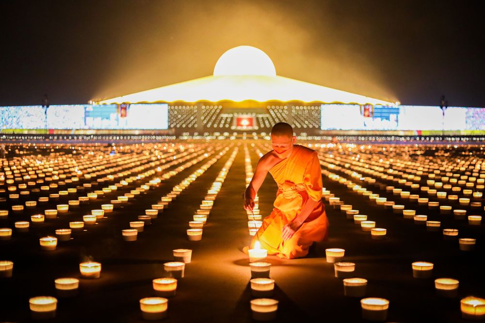 ภาพ No.29447:วันธรรมชัย พิธีจุดประทีปโคมไฟ ถวายเป็นพุทธบูชา แปรอักษรเป็นภาพ