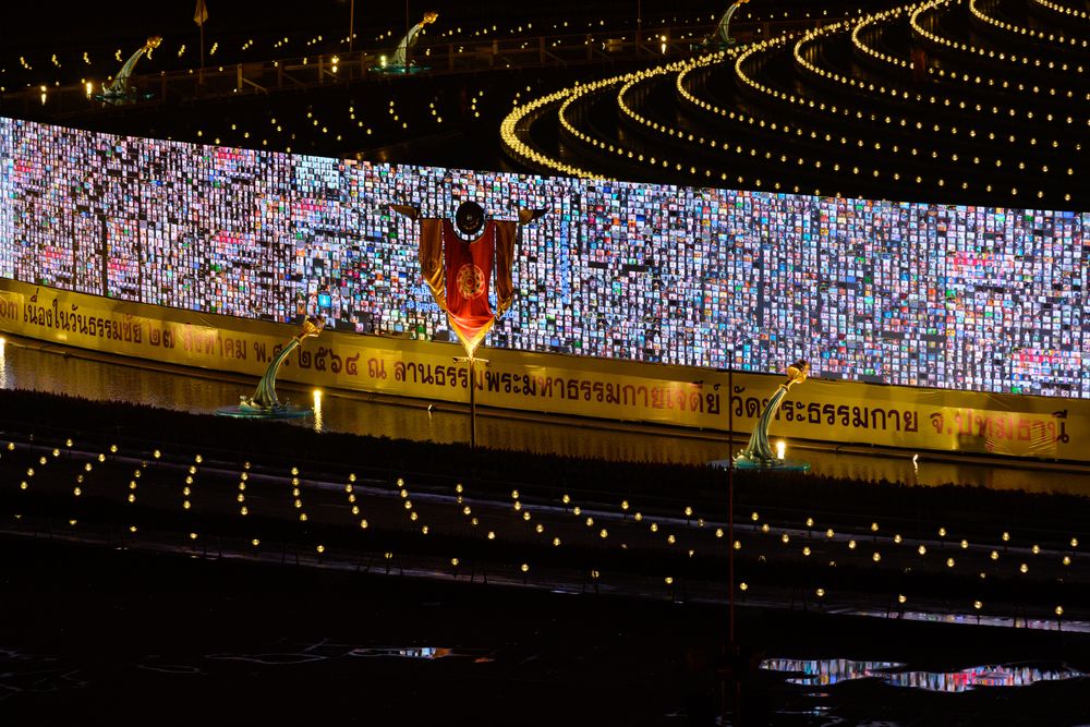 ภาพ No.29435:วันธรรมชัย พิธีจุดประทีปโคมไฟ ถวายเป็นพุทธบูชา แปรอักษรเป็นภาพ
