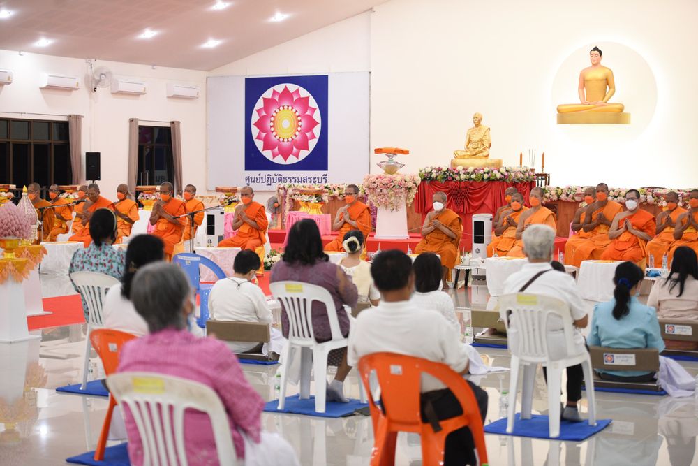 ภาพ No.39042:พิธีสมโภชน์องค์กฐินและจุดโคมประทีป ณ ศูนย์ปฏิบัติธรรมสระบุรี