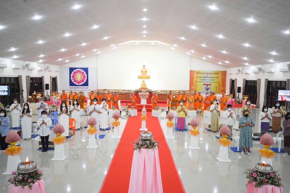 ภาพ No.39050:พิธีสมโภชน์องค์กฐินและจุดโคมประทีป ณ ศูนย์ปฏิบัติธรรมสระบุรี