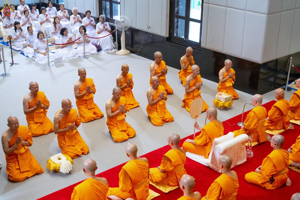 ภาพ No.330789:วันวิสาขบูชา อาทิตย์ที่ 31 พฤษภาคม พ.ศ.2569 พิธีบรรพชาสามเณรอุบาสก 11 ท่าน , พิธีถวายบาตรผ้าไตร และจตุปัจจัยไทยธรรม แด่สามเณร , พิธีอุปสมบทอุทิศชีวิต , พิธีกล่าวคำกัปปิยภัณฑ์  ณ อุโบสถพระไตรปิฎก วัดพระธรรมกาย จังหวัดปทุมธานี