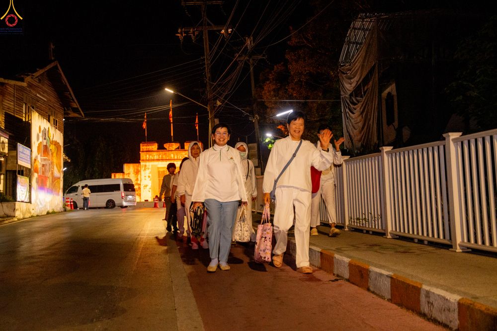 ภาพ No.282760:วันเสาร์ที่ 20 ธันวาคม พ.ศ.2568 พิธีตักบาตรพระ 10,000 รูป (ชุด 2) เนื่องในโอกาส 194 ปี จังหวัดกาญจนบุรี และอุทิศส่วนกุศลให้แด่บรรพชนทั้งหลาย บริเวณถนนสองแคว (Skywalk) เมืองกาญจนบุรี