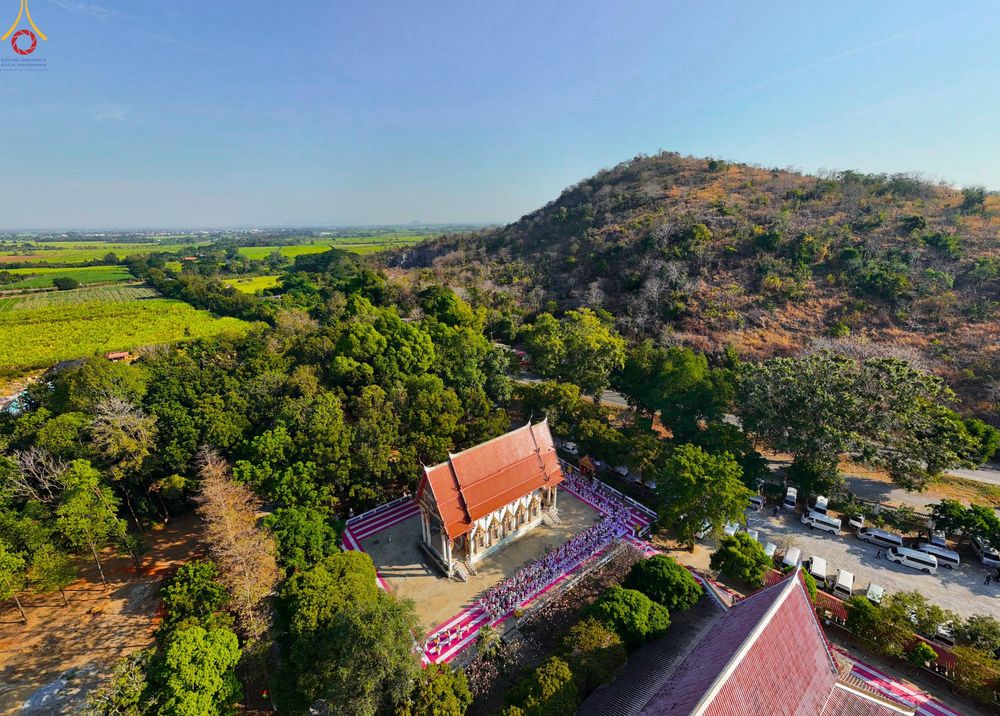 ภาพ No.293263:วันที่ 12 มกราคม พ.ศ. 2569 พิธีทอดผ้าป่าทำนุบำรุงศาสนสถาน ณ วัดพรสวรรค์ อ.สองพี่น้อง จ.สุพรรณบุรี ในโครงการธรรมยาตรา กตัญญูบูชา มหาปูชนียาจารย์ พระมงคลเทพมุนี(สด จนฺทสโร) พระผู้ปราบมาร อนุสรณ์สถาน 7 แห่ง ปีที่ 14