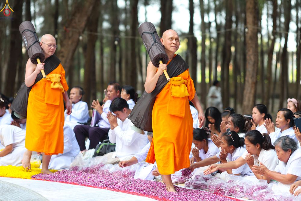 ภาพ No.287482:วันที่ 3 มกราคม พ.ศ. 2569 พิธีต้อนรับพระธรรมยาตรา ในโครงการธรรมยาตรา กตัญญูบูชา มหาปูชนียาจารย์ พระมงคลเทพมุนี(สด จนฺทสโร) พระผู้ปราบมาร อนุสรณ์สถาน 7 แห่ง ปีที่ 14 ณ อนุสรณ์สถานมหาวิหารพระมงคลเทพมุนี (โลตัสแลนด์) อ.สองพี่น้อง จ.สุพรรณบุรี