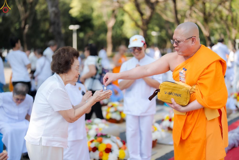 ภาพ No.295958:ภาพเบื้องหลังอาสาสมัครรวมใจ ชุดที่ 1 ในโครงการธรรมยาตรา กตัญญูบูชา มหาปูชนียาจารย์ พระมงคลเทพมุนี(สด จนฺทสโร) พระผู้ปราบมาร อนุสรณ์สถาน 7 แห่ง ปีที่ 14