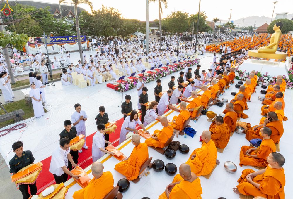 ภาพ No.282595:วันเสาร์ที่ 20 ธันวาคม พ.ศ.2568 พิธีตักบาตรพระ 10,000 รูป (ชุด 2) เนื่องในโอกาส 194 ปี จังหวัดกาญจนบุรี และอุทิศส่วนกุศลให้แด่บรรพชนทั้งหลาย บริเวณถนนสองแคว (Skywalk) เมืองกาญจนบุรี