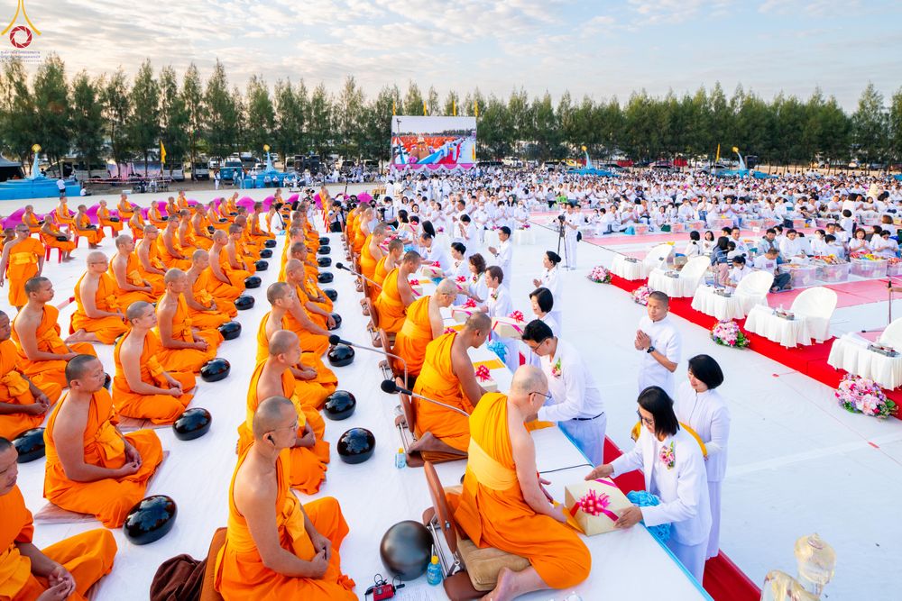 ภาพ No.302531:วันที่ 24 มกราคม พ.ศ. 2569 พิธีตักบาตรพระธรรมยาตรา ณ อนุสรณ์สถานลำดับที่ 5 สถานที่เผยแผ่วิชชาธรรมกายครั้งแรก อนุสรณ์สถานบางปลา วัดบางปลา อำเภอบางเลน จังหวัดนครปฐม ในโครงการธรรมยาตรา กตัญญูบูชา มหาปูชนียาจารย์ พระมงคลเทพมุนี(สด จนฺทสโร) พระผู้ปราบมาร อนุส