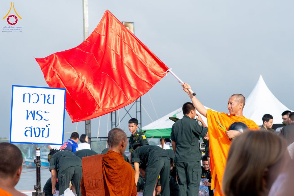 ภาพ No.284722:วันอาทิตย์ที่ 14 ธันวาคม พ.ศ.2568  พิธีทำบุญเมืองสุราษฎร์ธานี 110ปี และพิธีตักบาตรพระสงฆ์ 1,110 รูป  ณ บริเวณริมน้ำวัดกลาง (เก่า) ถนนบ้านดอน ตำบลตลาดใหม่ อำเภอเมือง จังหวัดสุราษฎร์ธานี