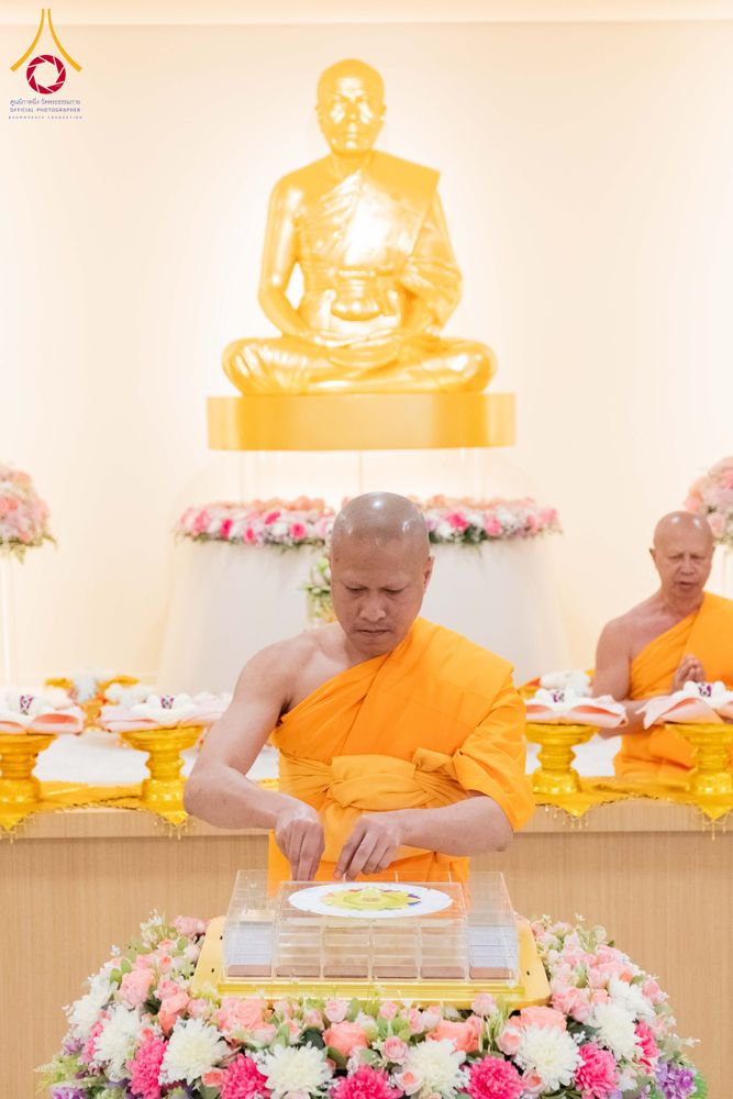 ภาพ No.319163:วันที่ 29 มีนาคม พ.ศ.2569 พิธีอัญเชิญรูปหล่อพระมงคลเทพมุนี (สด จนฺทสโร) ประดิษฐาน ณ ห้องปฏิบัติธรรม “มงคลรัตนโชติ”  วัดพระธรรมกายชิคาโก ประเทศสหรัฐอเมริกา