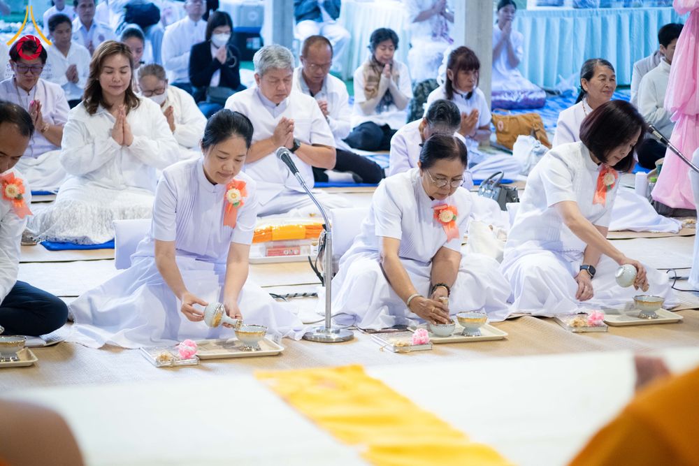 ภาพ No.288865:วันที่ 6 มกราคม พ.ศ. 2569 พิธีถวายภัตตาหารเป็นสังฆทาน แด่พระธรรมยาตรา ในโครงการธรรมยาตรา กตัญญูบูชา มหาปูชนียาจารย์ พระมงคลเทพมุนี(สด จนฺทสโร) พระผู้ปราบมาร อนุสรณ์สถาน 7 แห่ง ปีที่ 14 ณ อนุสรณ์สถานมหาวิหารพระมงคลเทพมุนี (โลตัสแลนด์) อ.สองพี่น้อง จ.สุพรร