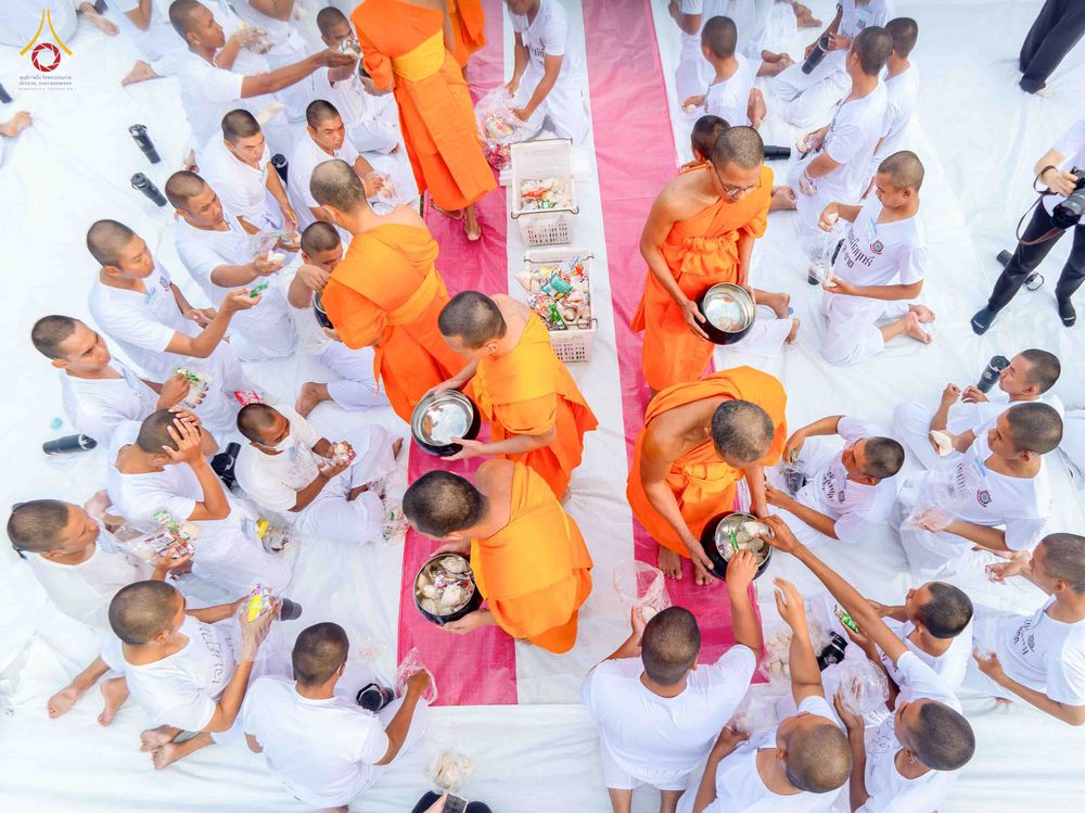 ภาพ No.341037:วันที่ 26 กรกฎาคม พ.ศ. 2569 โครงการพัฒนาคุณธรรม จริยธรรม สำหรับนักเรียนนายสิบตำรวจ (นสต.) รุ่นที่ 17 ศูนย์ฝึกอบรมตำรวจภูธรภาค 1 ได้จัดกิจกรรม ตักบาตรเพื่อน้อมอุทิศถวายเพื่อเป็นพระราชกุศลฯ  และปฏิบัติธรรม ติวธรรมมะ ณ ศูนย์ปฏิบัติธรรมเวิล์ดพีช วัลเล่ย์ (Wo