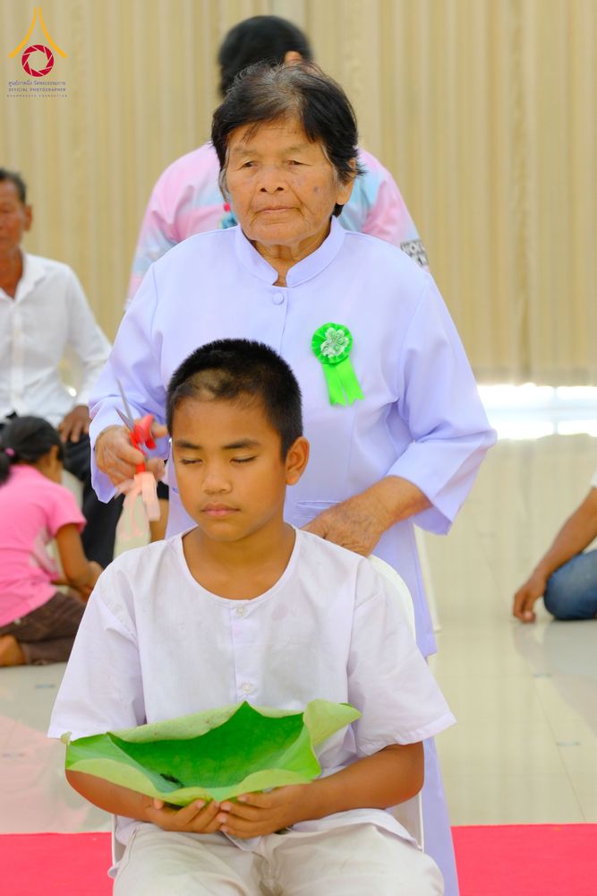 ภาพ No.319863:วันเสาร์ที่ 4 เมษายน พ.ศ.2569 พิธีตัดปอยผมและปลงผม พิธีขอขมาผู้ปกครองและมอบผ้าไตร พิธีบรรพชาและถวายบาตร ณ ศูนย์ปฏิบัติธรรมและศูนย์อบรมเยาวชนเพชรบุรี  ต.ท่าแลง อ.ท่ายาง จ.เพชรบุรี