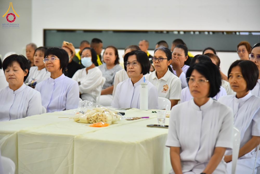 ภาพ No.327427:วันศุกร์ที่ 1 พฤษภาคม พ.ศ. 2569 รวมใจพสกนิกรชาวอำเภอคลองหลวง ประดิษฐ์ดอกไม้จันทน์ เพื่อใช้ในพิธีถวายดอกไม้จันทน์ในงานพระราชพิธีถวายพระเพลิงพระบรมศพ สมเด็จพระนางเจ้าสิริกิติ์ พระบรมราชินีนาถ พระบรมราชชนนีพันปีหลวง ณ วัดพระธรรมกาย