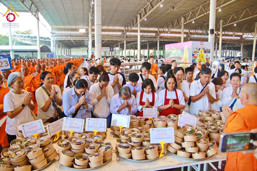 ภาพ No.279154:วันที่ 2 มกราคม พ.ศ.2569 พิธีถวายภัตตาหารเป็นสังฆทาน แด่พระธรรมยาตรา ณ วัดพระธรรมกาย ปทุมธานี ในโครงการธรรมยาตรา กตัญญูบูชา มหาปูชนียาจารย์ พระมงคลเทพมุนี(สด จนฺทสโร) พระผู้ปราบมาร อนุสรณ์สถาน 7 แห่ง ปีที่ 14