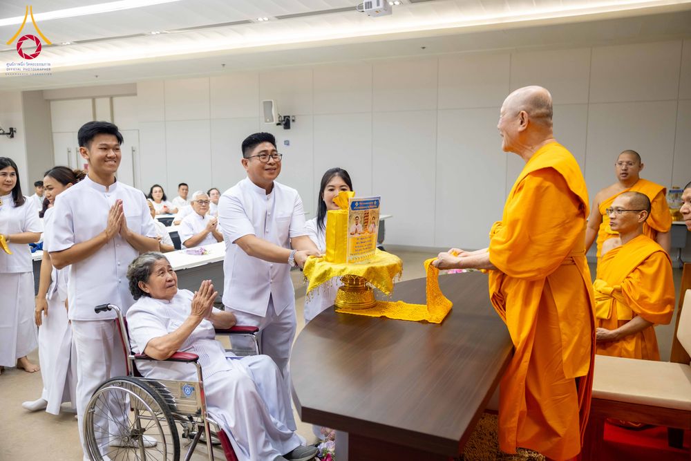 ภาพ No.324876:วันพฤหัสบดีที่ 23 เมษายน พ.ศ.2569  หลวงพ่อทัตตชีโว รองเจ้าอาวาสวัดพระธรรมกาย ถวายการต้อนรับและปฏิสันถารคณะชาวอินโดนีเซีย