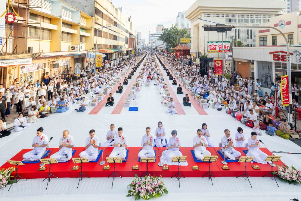 ภาพ No.343182:วันอาทิตย์ที่ 16 สิงหาคม พ.ศ.2569 พิธีตักบาตรพระ 10,000 รูป นานาชาติ ปีที่ 23 คณะสงฆ์ 4 ประเทศ 14 จังหวัดภาคใต้ น้อมถวายเป็นพุทธบูชา ทำบุญเพื่อแม่- พ่อ ณ ถนนนิพัทธ์อุทิศ 3 อ.หาดใหญ่ จ.สงขลา