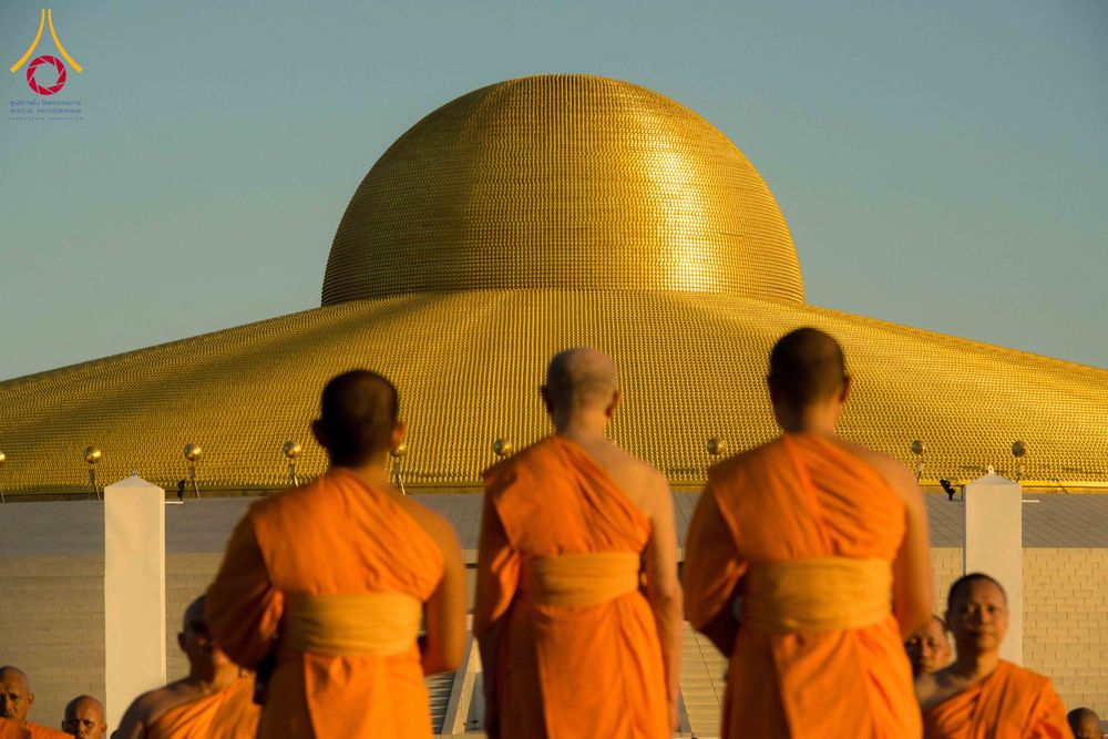 ภาพ No.285262:วันจันทร์ที่ 15 ธันวาคม พ.ศ.2568  บันทึกภาพหมู่ประวัติศาสตร์ โครงการบรรพชาอุปสมบทหมู่  รุ่นบูชาธรรมมหาปูชนียาจารย์ ประจำปี 2568 ณ ลานธรรมมหาธรรมกายเจดีย์ วัดพระธรรมกาย