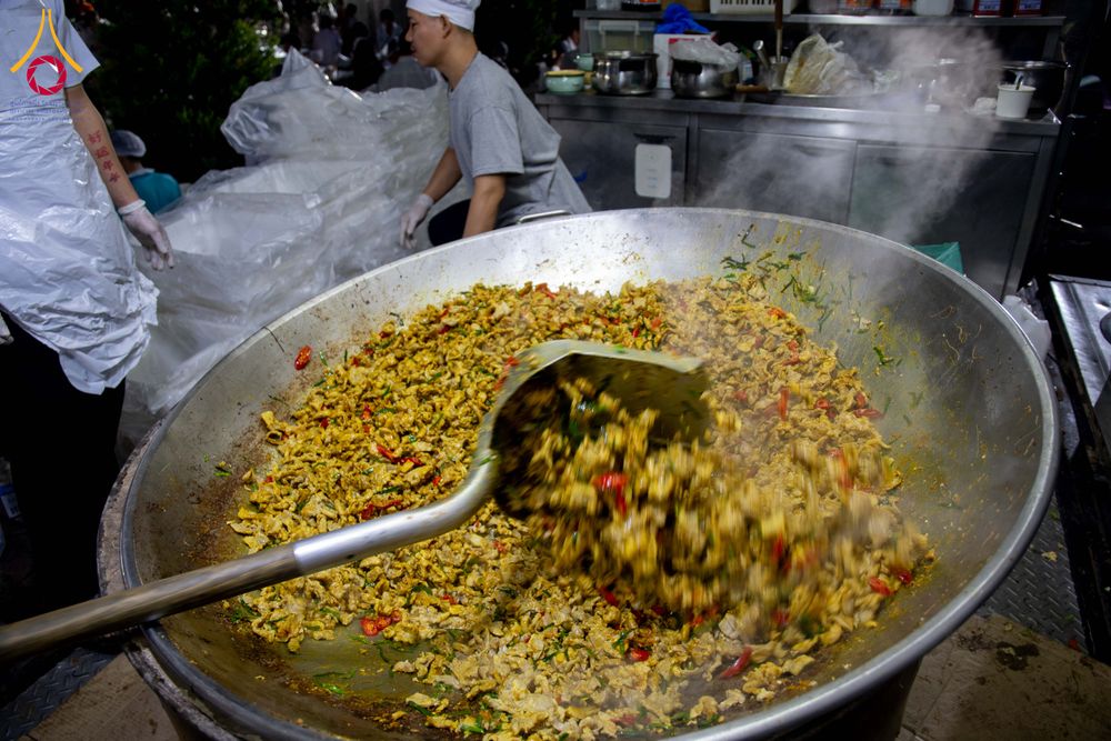 ภาพ No.288195:วันที่ 5 มกราคม พ.ศ. 2569 พิธีถวายภัตตาหารเป็นสังฆทาน แด่พระธรรมยาตรา ในโครงการธรรมยาตรา กตัญญูบูชา มหาปูชนียาจารย์ พระมงคลเทพมุนี(สด จนฺทสโร) พระผู้ปราบมาร อนุสรณ์สถาน 7 แห่ง ปีที่ 14 ณ อนุสรณ์สถานมหาวิหารพระมงคลเทพมุนี (โลตัสแลนด์) อ.สองพี่น้อง จ.สุพรร